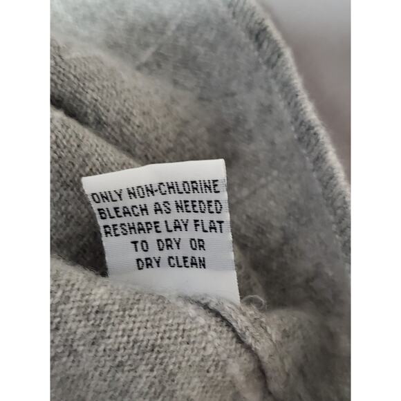 Saks Fifth Avenue Women’s Cardigan Sweater XL Gray 100% Cashmere Button Front - Picture 5 of 9